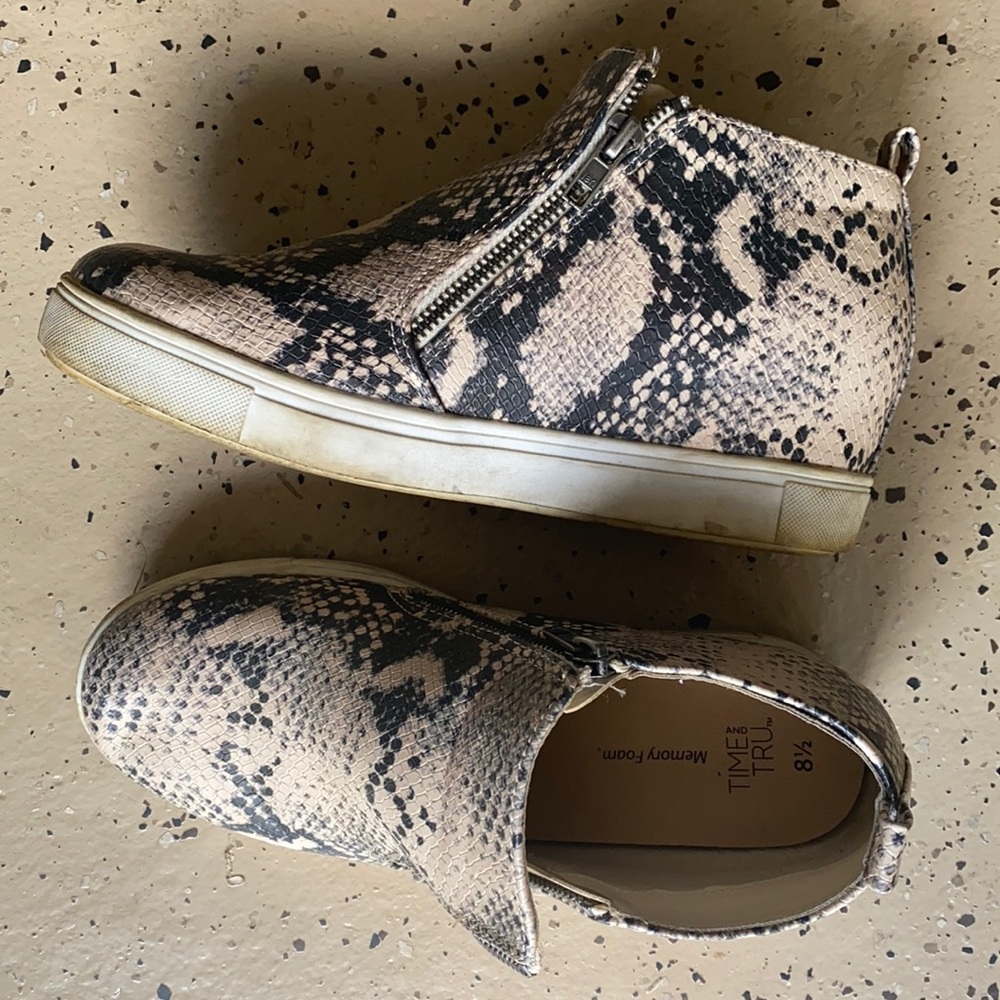 Women’s wedge shoes
